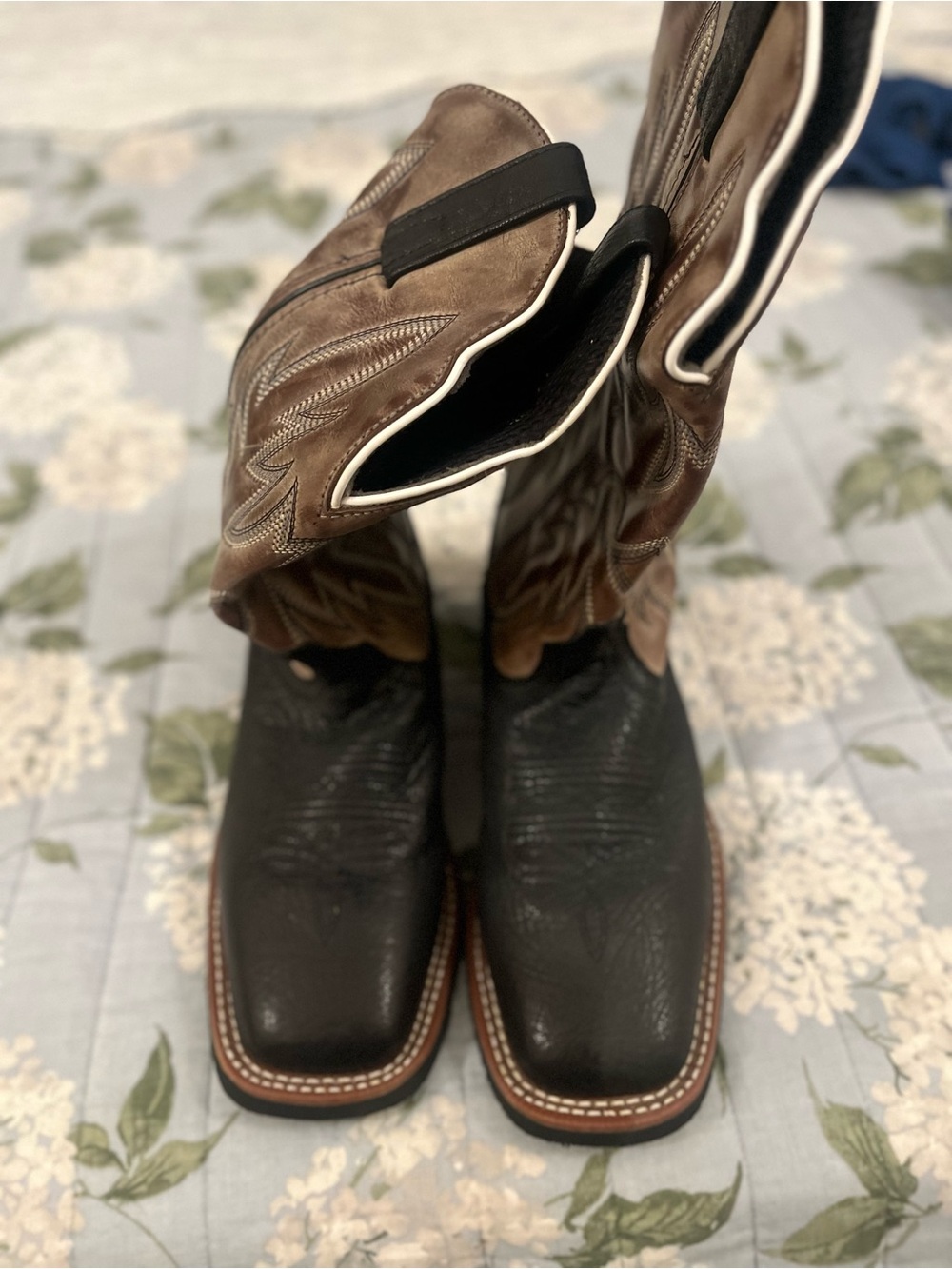 Laredo Two-Tone Brown and Black Western Cowboy Boots size 9 beautiful